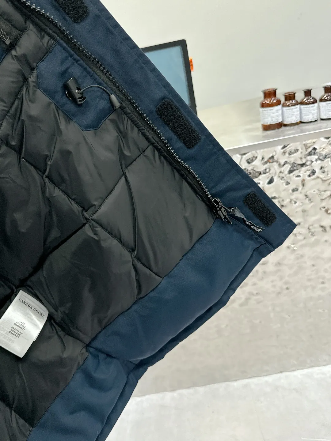 P840 Canada Goose 13 down jackets, timeless classics, same style for men and women, mid-length windbreaker jacket. Canada Goose technology waterproof fabric is wind and cold resistant and extremely warm! Plush heat storage keeps you warm and warms you up quickly! Extra large fur collar design, fine fur, smooth to the touch, comfortable and skin-friendly! Double windproof cuffs to prevent cold wind from entering! The pockets have a flap zipper design and the upper pocket is a diagonal pocket, which is convenient and practical! Canada Goose’s popularity in the past two years has greatly surpassed that of the king of down jackets, the Meng Mouth, and it is the hottest item in autumn and winter on INS! Same style for men and women, Canada Goose’s classic style! Color: Black, Off-white, Gray, Navy Size: XS S M L XL XXL